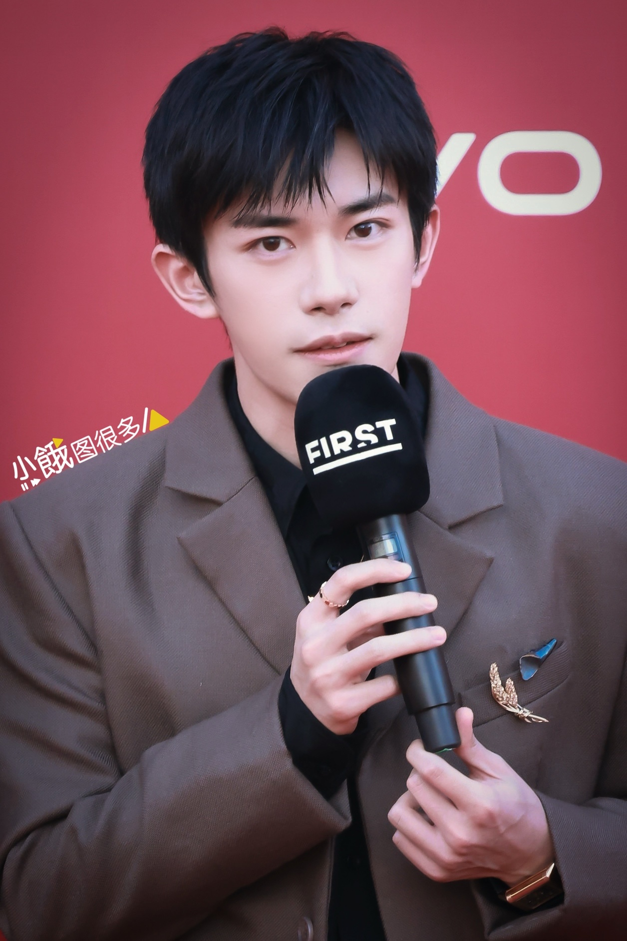 易烊千玺看演出被拍到了 20250728 first青年影展红毯易烊千玺高清图集