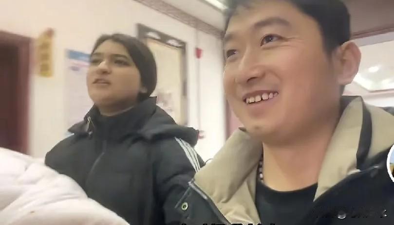 带娃回巴铁探亲，还是守着小家过日子？二胎刚到满月，娘家隔着视频催见外孙女。

时