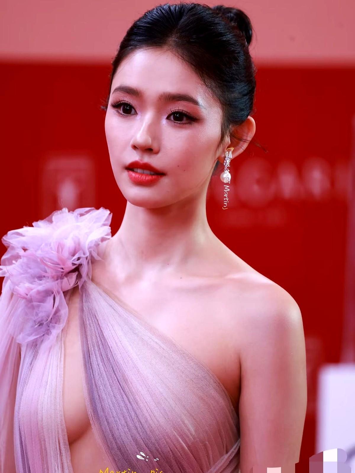 郑晓龙一句话，点醒了多少“演技派”。

林允在《冬去春来》里演北漂沈冉冉，有场戏