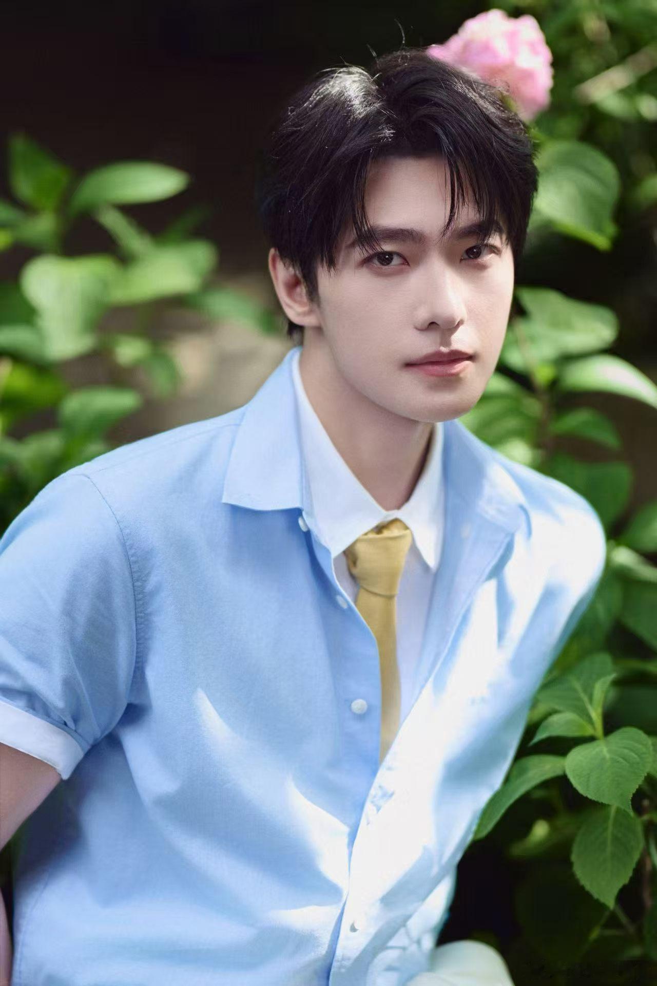 杨洋解锁清新夏日少年感穿搭，蓝白衬衫配黄领带，清爽又吸睛 
