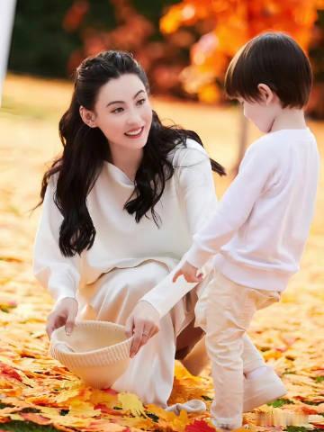 张柏芝不愧是上天赏吃的漂亮饭 灵动的少女时代已惊艳，妩媚的中年时光更动人，爱了。