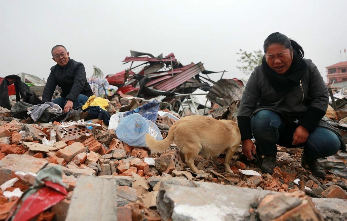 “这就是非法强拆的下场！”山东潍坊，男子母亲的房屋遭遇村委会强拆，男子和父亲赶到