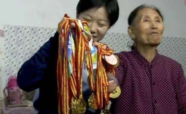 1994年，太原1女婴因手臂残疾被抛弃，58岁拾荒妇人见其可怜，把她捡回家用面糊