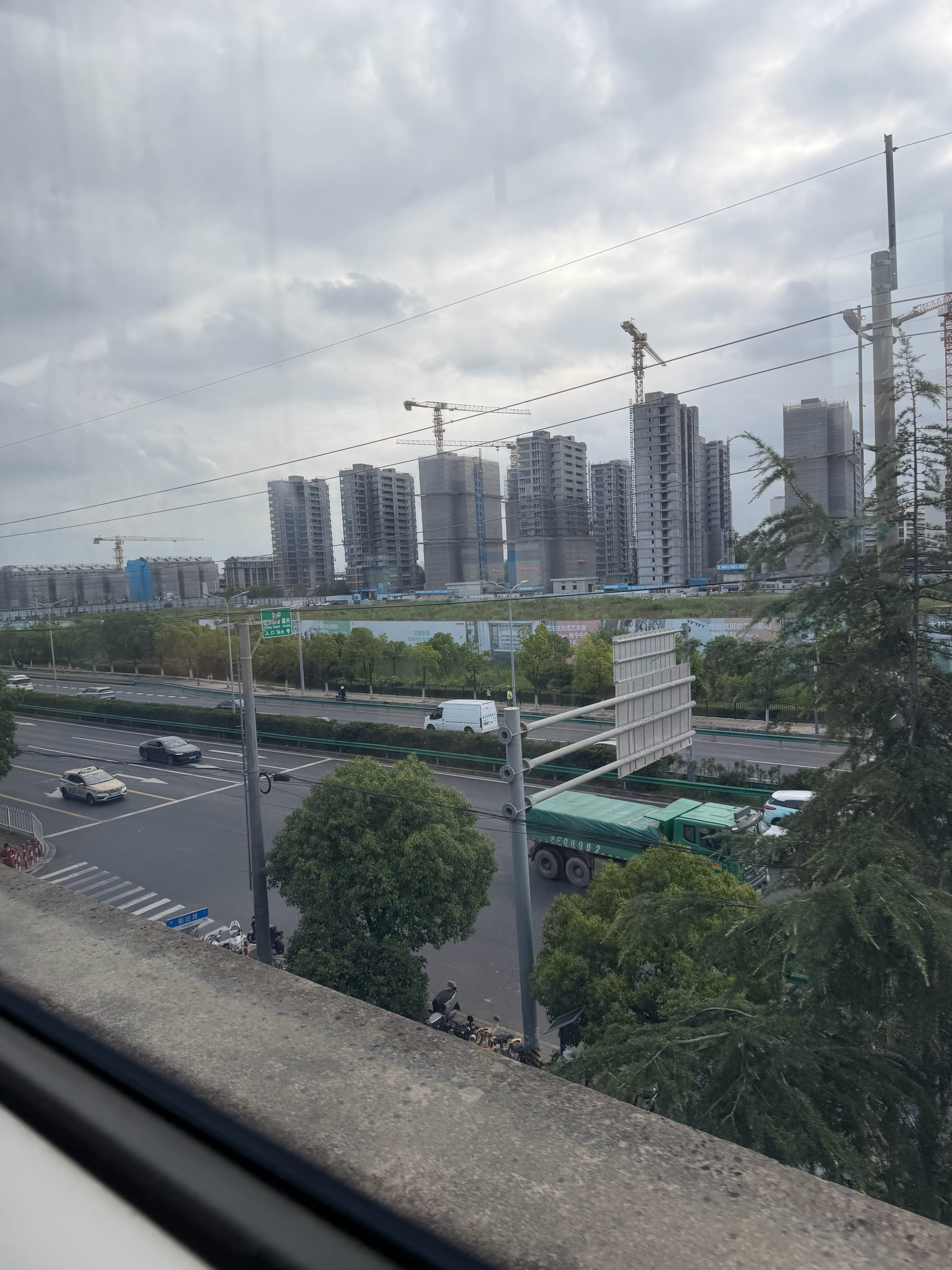大家 坐地铁的时候不要看黄色小说 否则有可能会像我一样坐反地铁坐到终点站才发现 