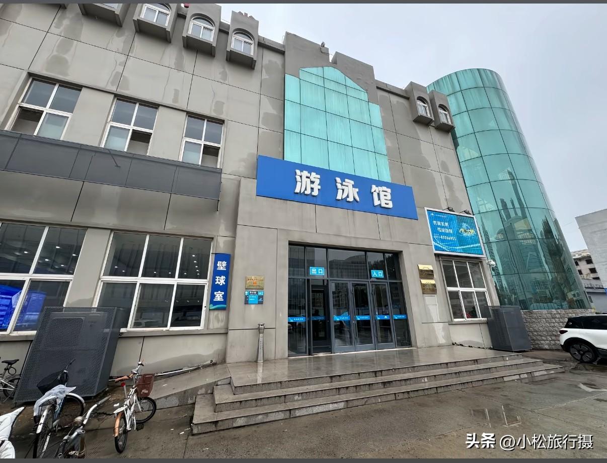 据网友消息，位于石家庄的河北体育馆游泳馆即将闭馆，闭馆原因是提升改造（重建）。此