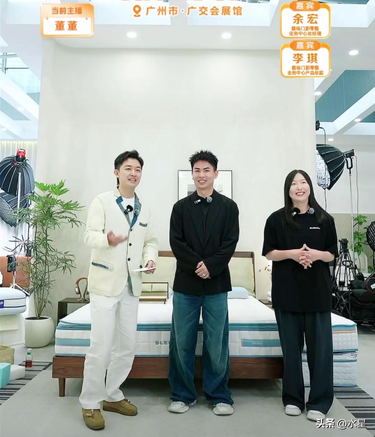 董董现在也可以做访谈啦[耶]
董宇辉在认真的托举
团队里的每一位小伙伴
在他们还