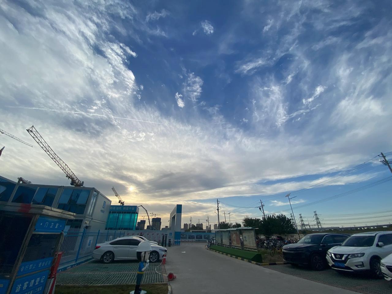  云卷云舒，天空湛蓝。