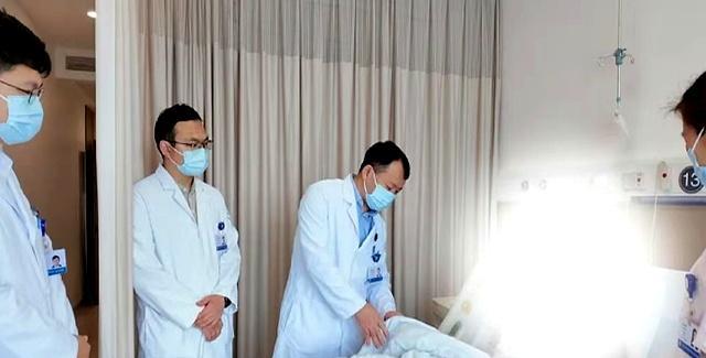 “听着都疼！”7月10日报道，浙江，一男子因意外，“命根子”差点被利刃割断， 他