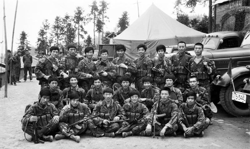53个人冲上去，16个人没回来。最小的那个，才17岁，被炮弹炸成两截，没了双腿，