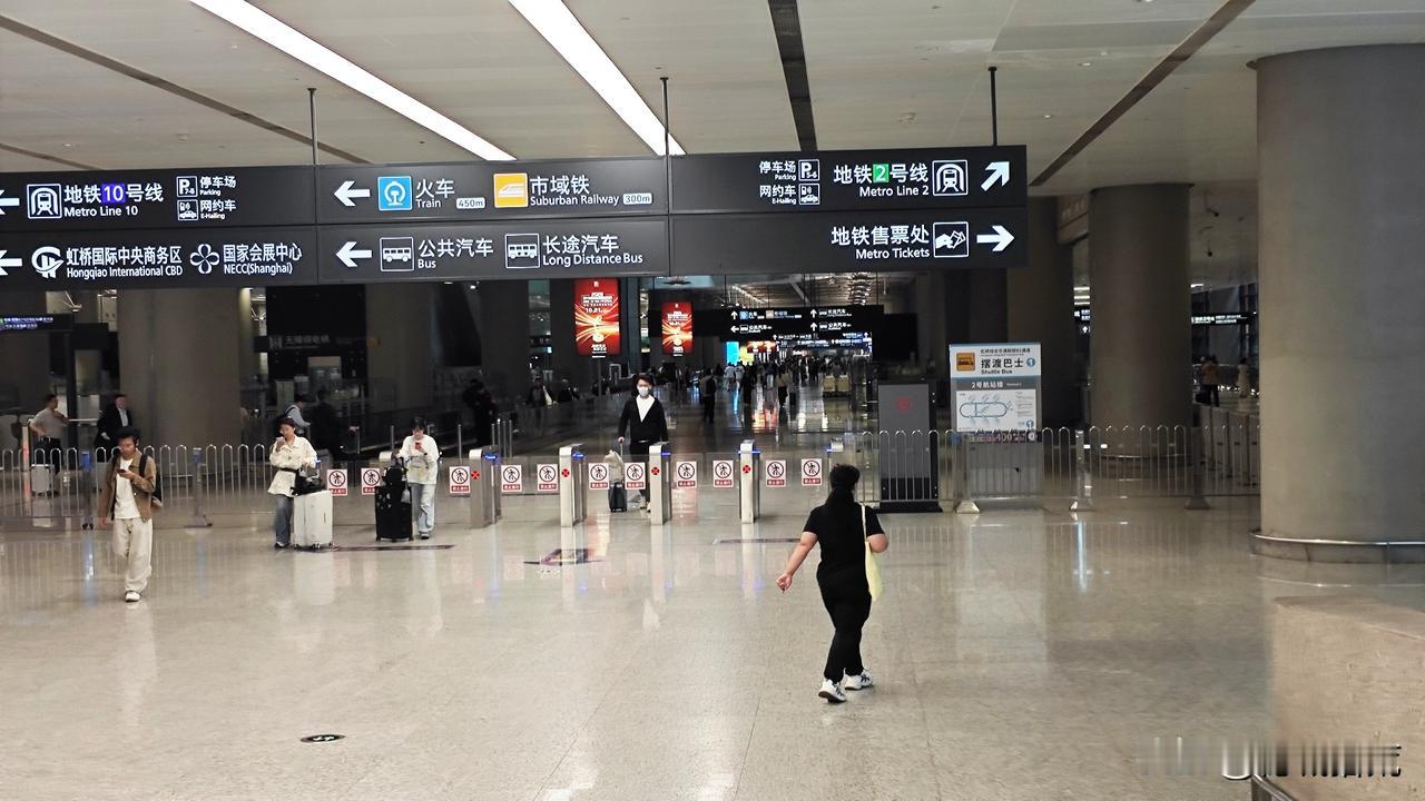 上海虹桥大概是全中国最方便的综合枢纽，甚至大概都可以删掉，就是最科学的交通枢纽。