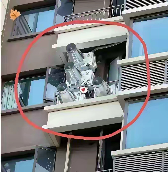 网友爆料，对面栋的空调室外机，加了导热的白铁烟囱，热气明显的往自家阳台吹，还有这