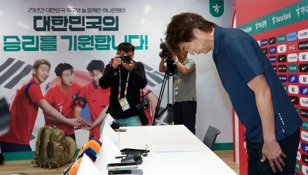 韩国队启程回国，众国脚每人将获35.5万元奖金；多家酒馆、烤肉店称“洪明甫不得入内”