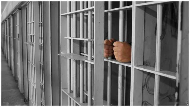 【在美国女子监狱里，暴力男性囚犯为所欲为】[阴阳颠倒的世界，怎一个乱字了得...