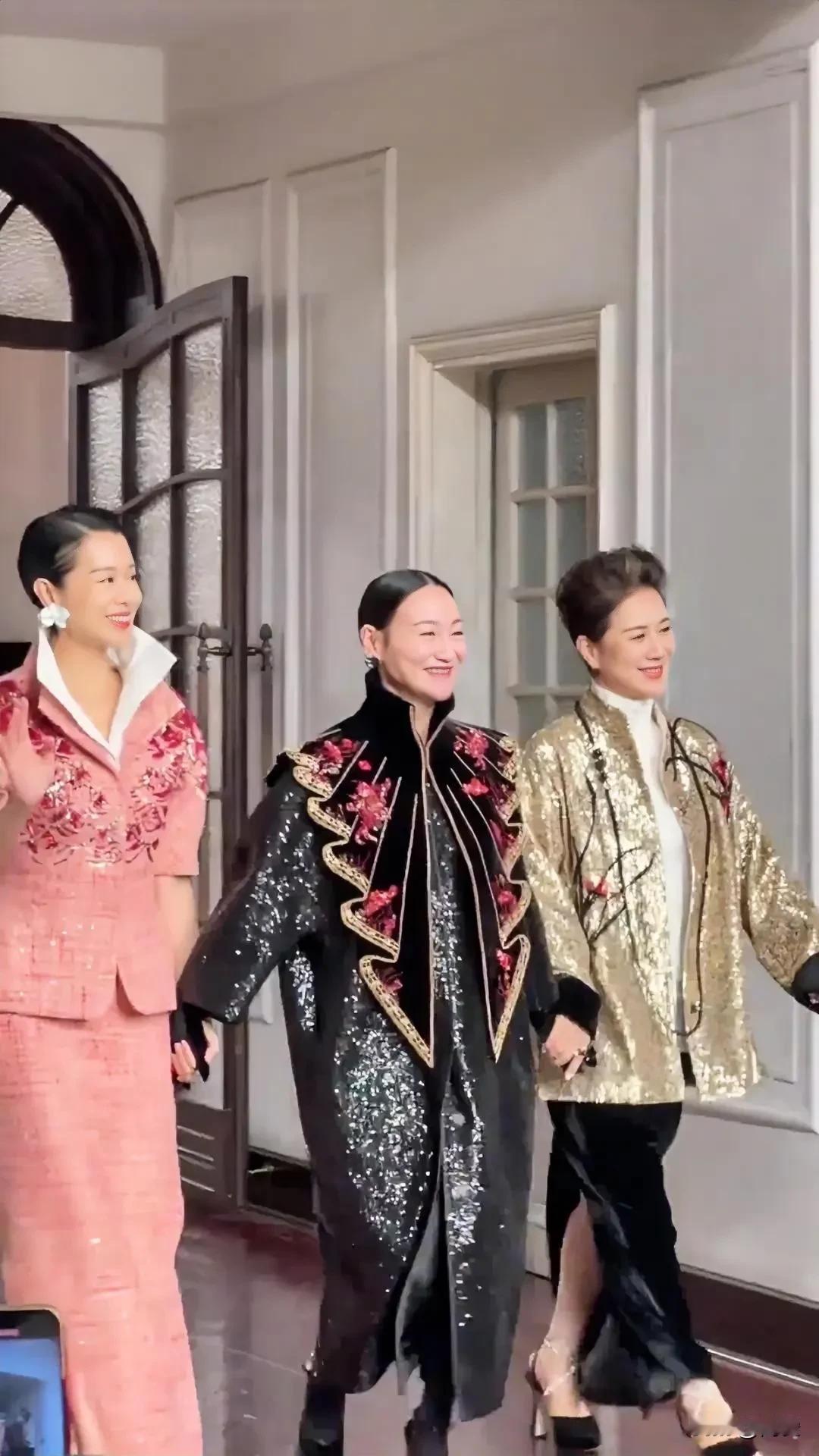 惠英红站中间，左边胡杏儿，右边美人不认识[飞吻]，三个好飒呀[赞][赞][赞]，