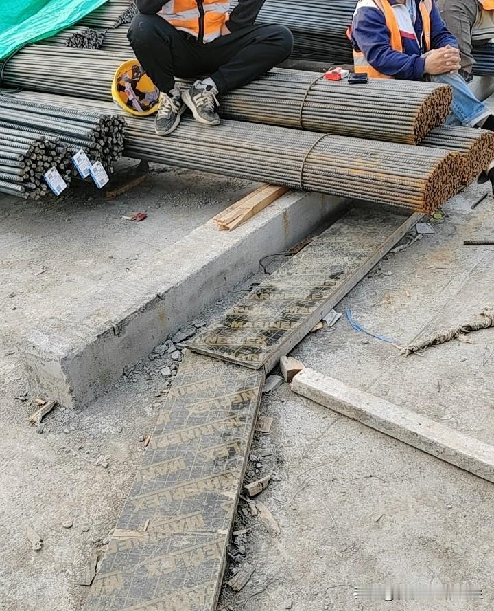 每天的6点29分，我们几个长干的现点到钢筋料厂集合。

6点40分二梁拿着考勤表