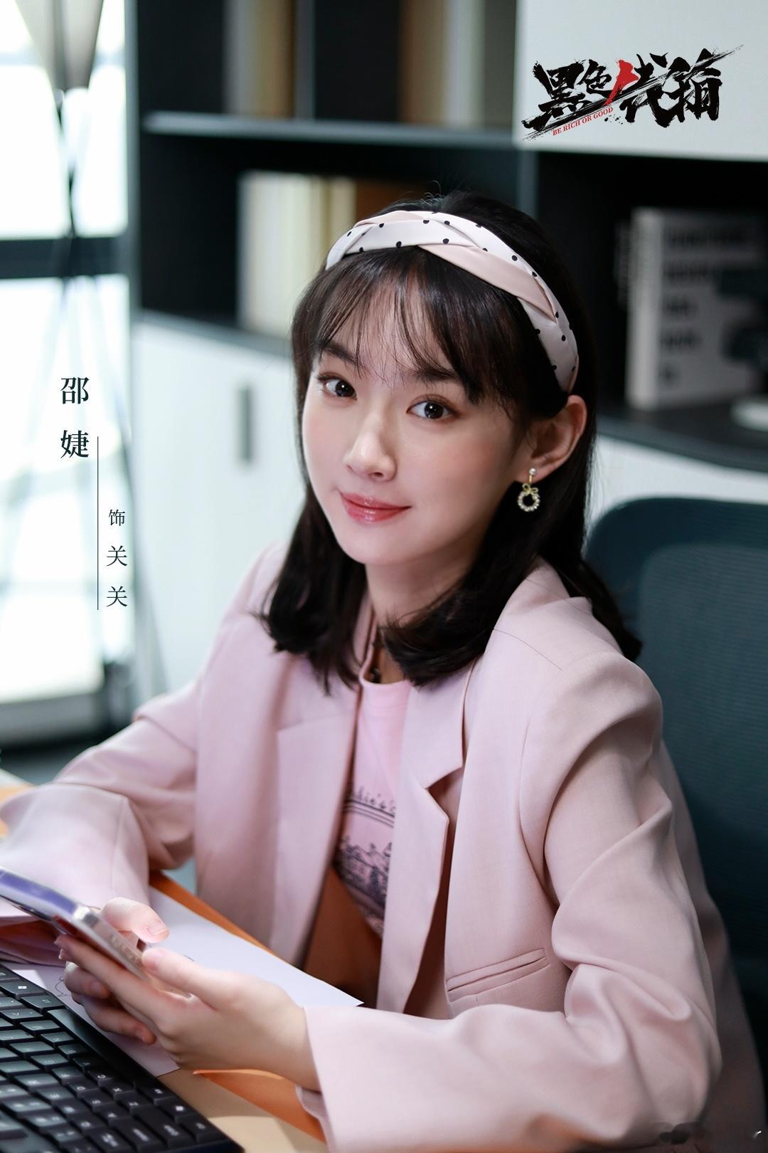 当财务室的报表遇上画板上的童话📊🖼️—— 关关的笔，是勾勒纯真还是记录阴暗？