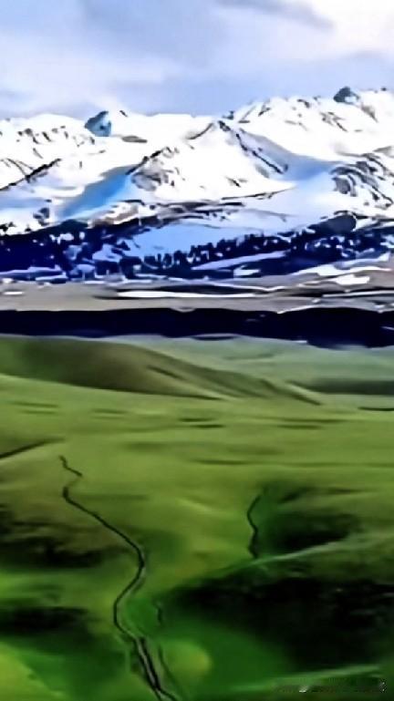 [彩虹]白云缠绕皑皑雪峰，公路向着草原远方延伸。
一首《山歌追上云朵》，歌声飘荡