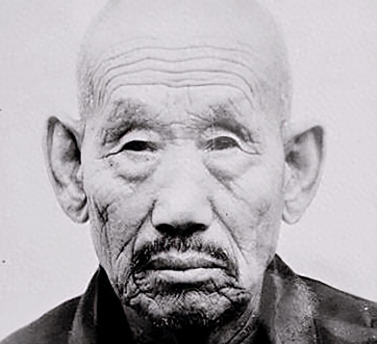 1994年冬天，河南灵宝市一个偏僻的山村里，一位须发斑白、拄着拐杖的老人，蜷缩在