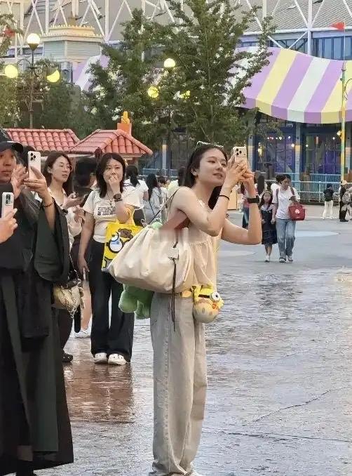 逛游乐园发现一个有意思的现象，条件好的女生很少穿防晒衣。眼前这位小姐姐简约吊带出