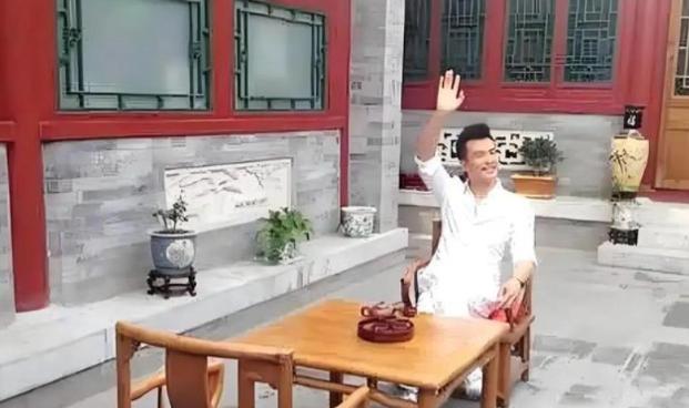 2004年，于波花260万在北京买了两套连厕所都没有，破破烂烂的四合院，当时所有