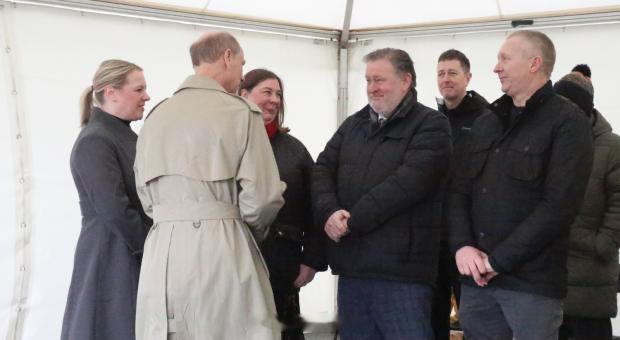 英国王室  2026年2月6日，爱丁堡公爵爱德华王子在苏格兰格里诺克种植一棵悬铃