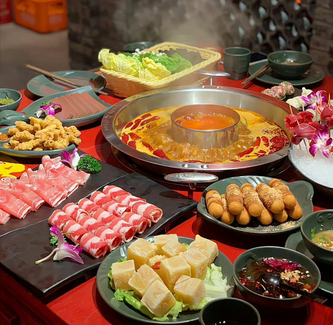 深夜话题：你有多久没吃火锅了？一般点鸳鸯锅还是红汤锅？你能吃辣么？推荐一家你觉得