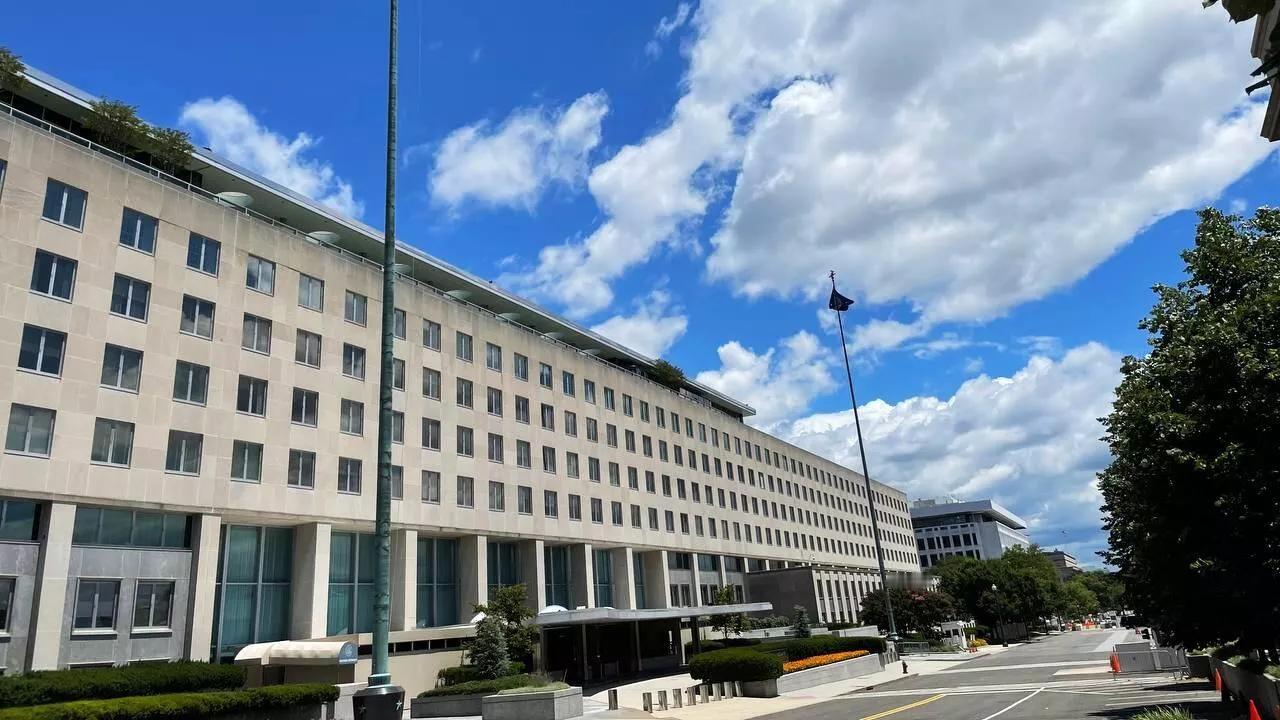 美国国务院建议美国人在对伊朗发动空袭后要小心谨慎


美国国务院建议美国公民在伊