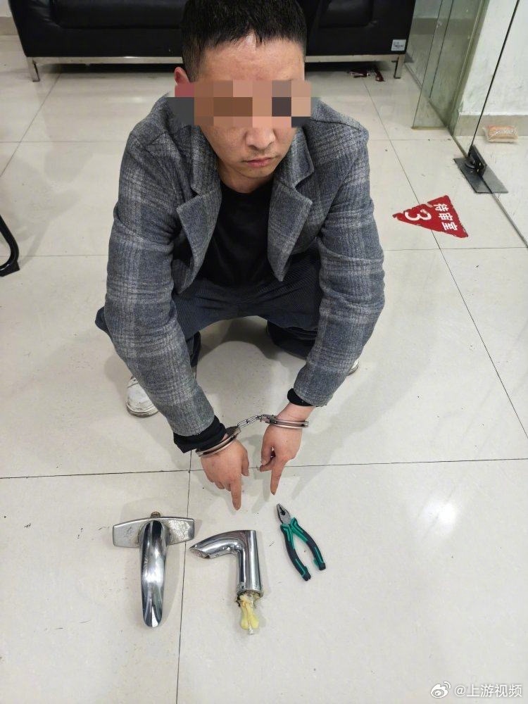 #男子4天偷25个公卫感应水龙头#【一男子专偷商住楼公共卫生间水龙头，4天竟偷走