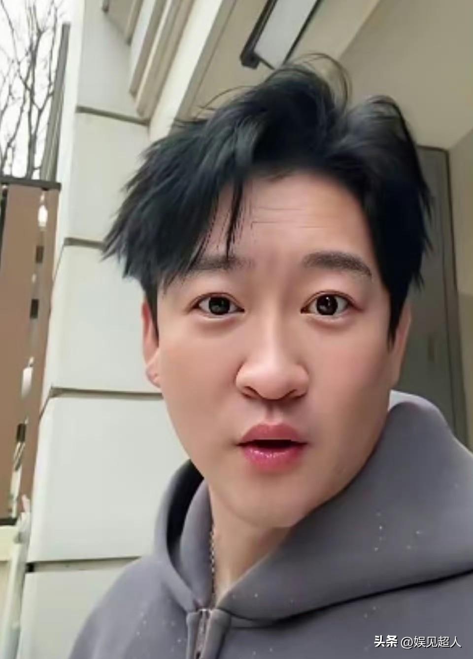 就在两小时前，曹云金更新了一条视频，北京院子里飘着雪，亭子顶上白茫茫一片，露天厨