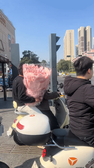 这是在年轻人中非常流行的离谱求婚方式。
就是用很多张百元大钞折叠成“花朵”的形状