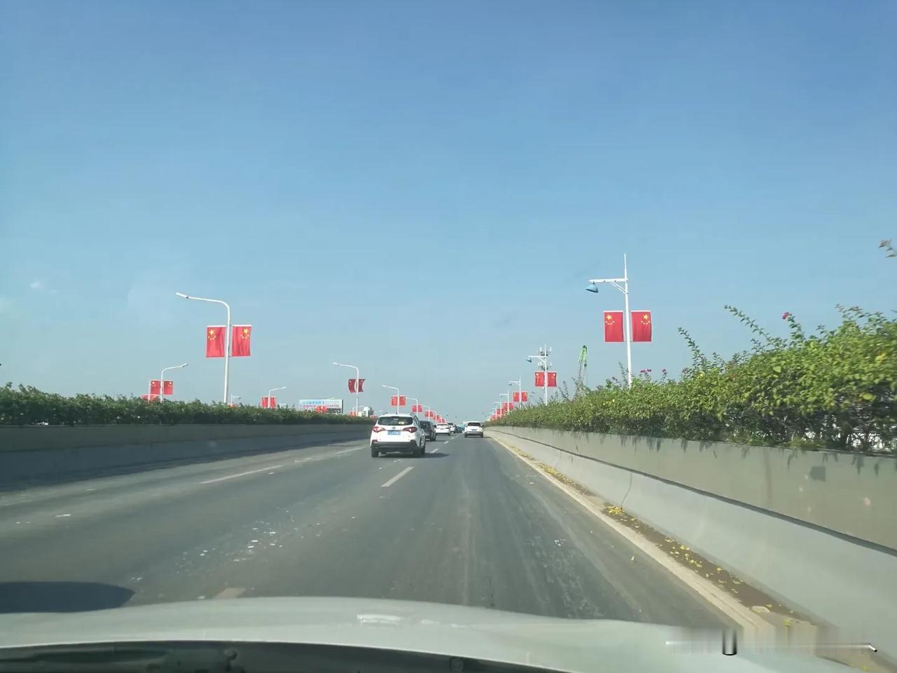 前两天回粤西娘家办点事，老公没空，我虽是考了牌照十年了，可是驾照拿下来以后，再也
