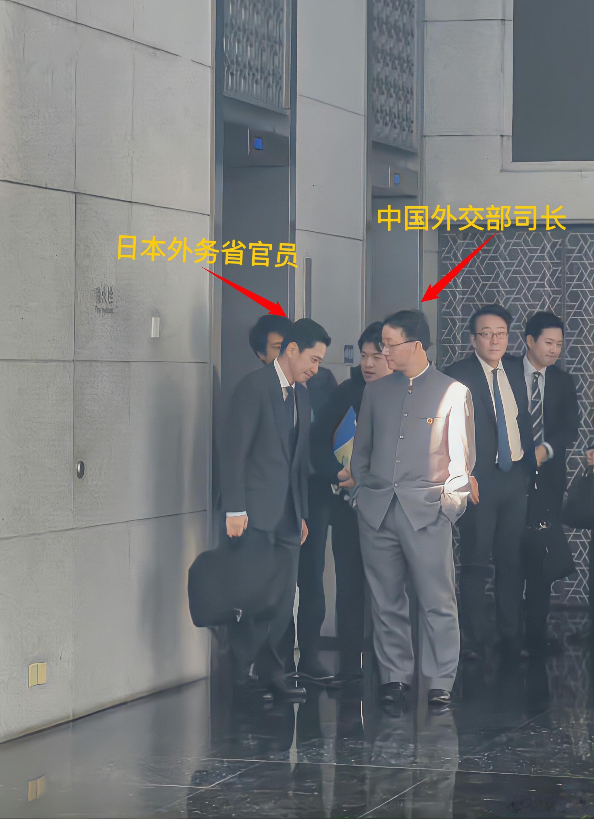 这张图要给抓拍的摄影师好评。 