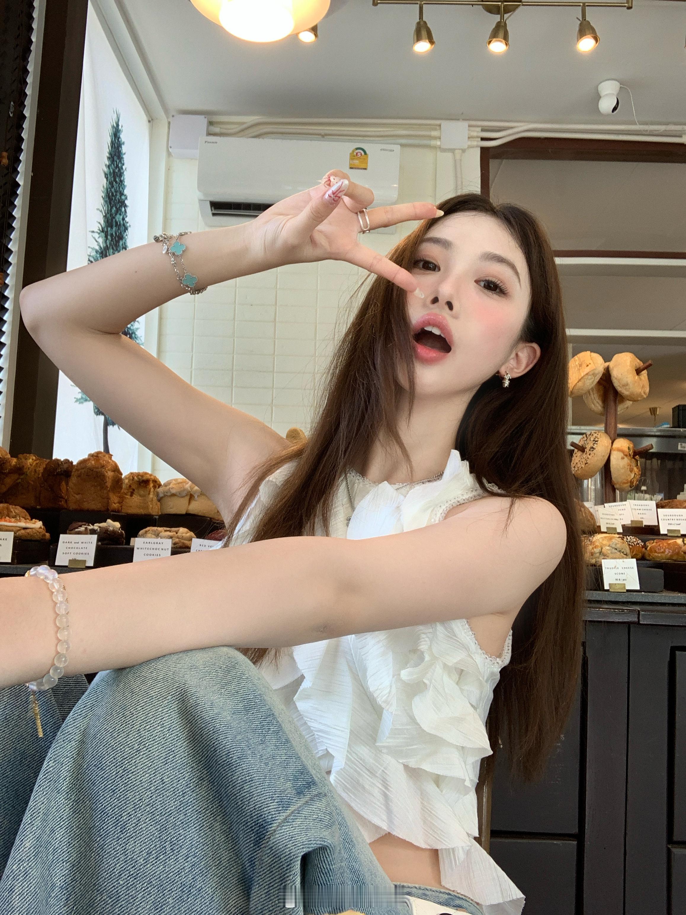 剪刀手四连拍✌🏻 ​​​