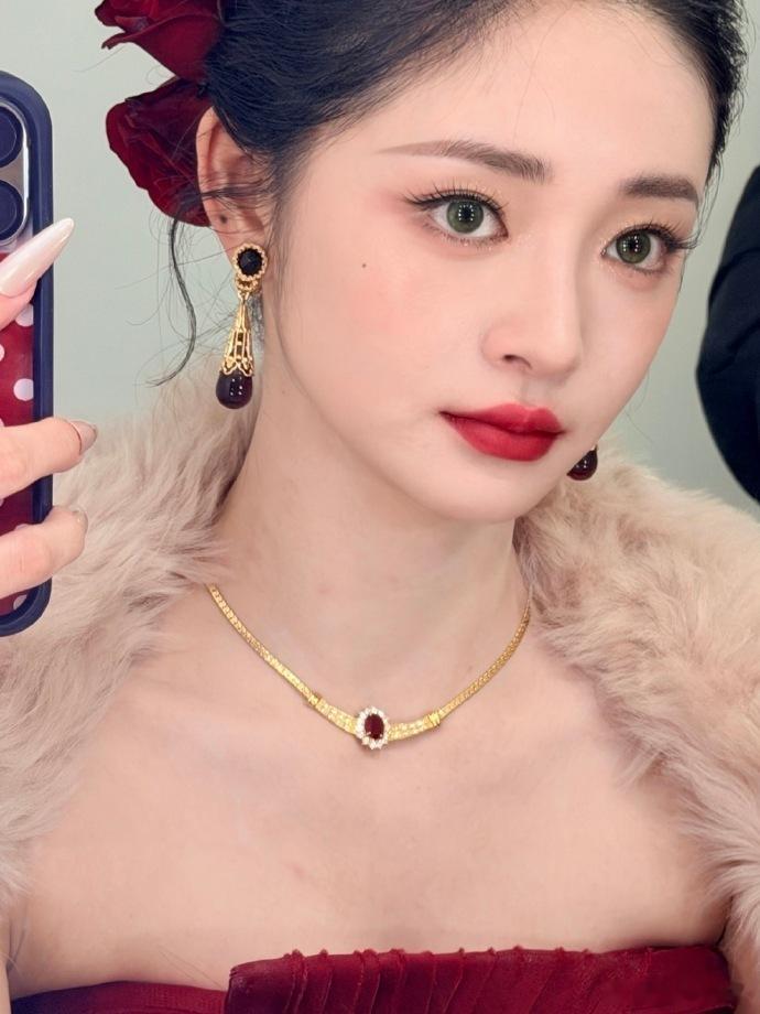 周洁琼绿眸配红唇周洁琼绿眸红唇好惊艳！红裙大背头利落大气，像朵野玫瑰又美又洒脱！