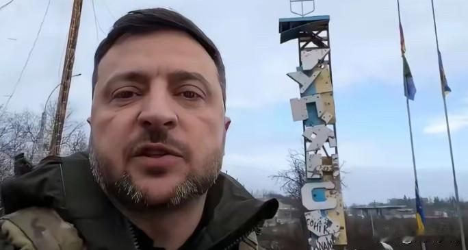 红军城俄媒刚刚官宣全面收复，晒出城中心插满红蓝白三色旗帜图片。网上突然曝出泽连斯