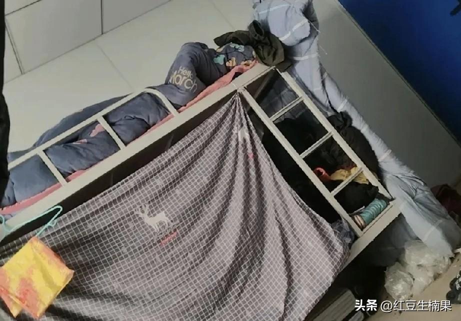你们在外面打工，宿舍的条件怎么样？住宿和我们一样上下铺吗？
看到有的朋友发的宿舍