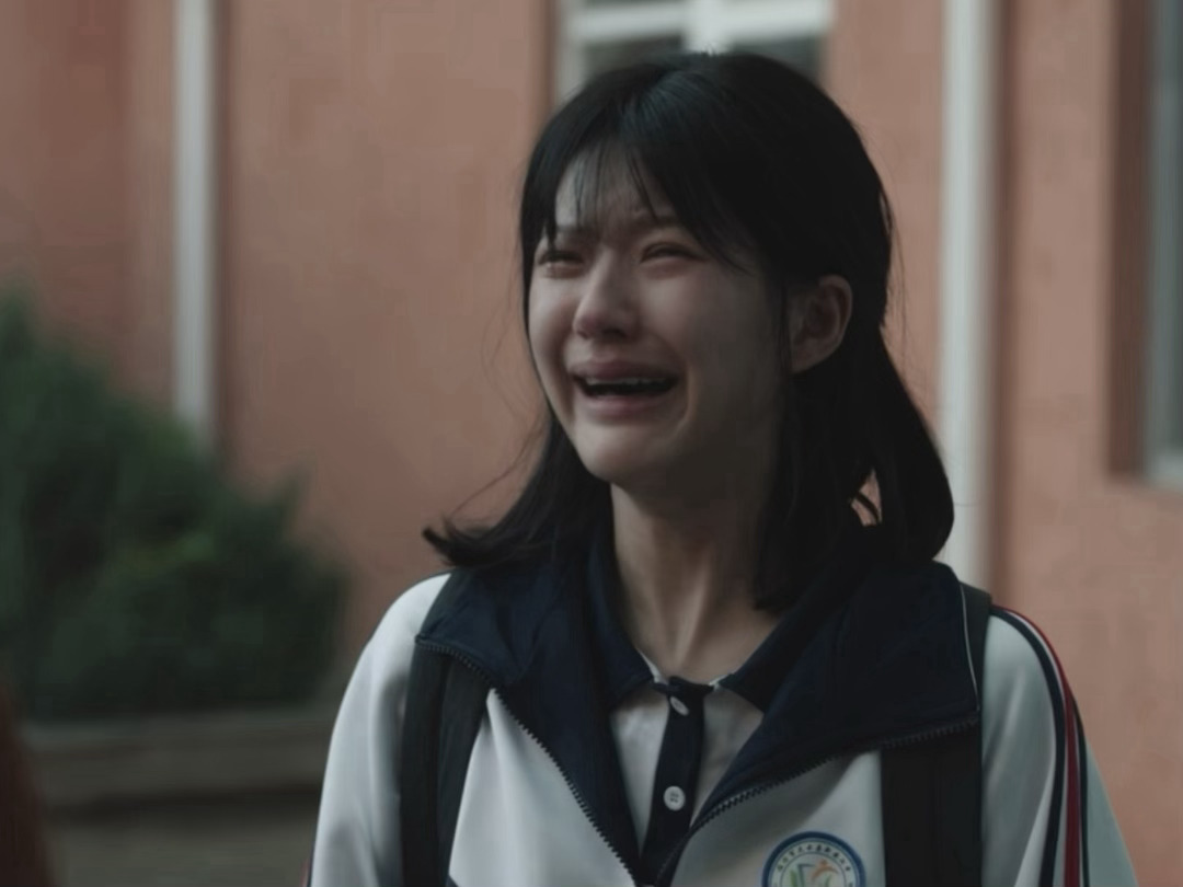 许我耀眼女主小的时候和过去生活的戏份拍少了，好像就穿插在回忆里零零散散的，我觉得