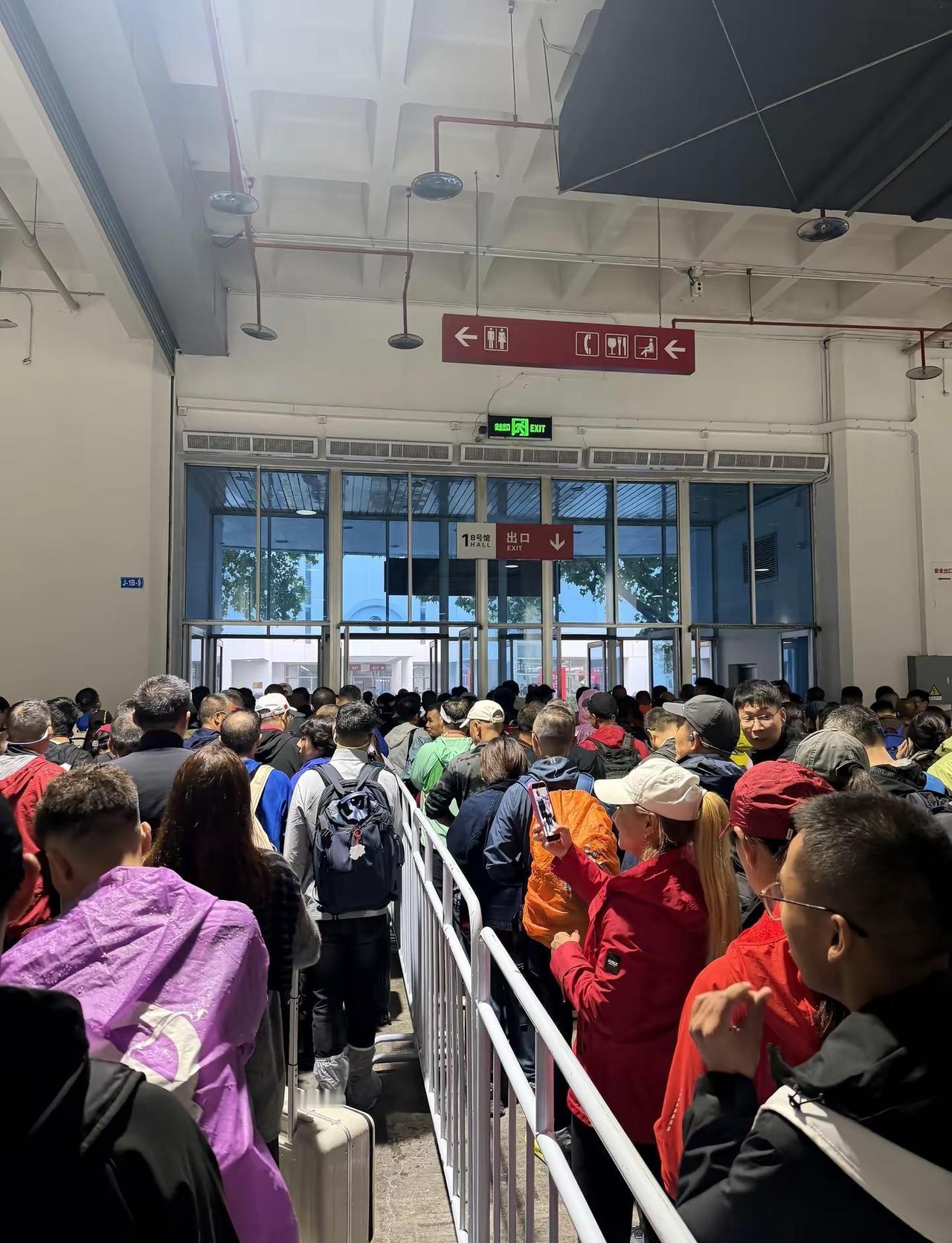京城落雨，赴北马之约，风雨不减热忱，愿首次国马安全完赛中国银行北京马拉松 风雨无