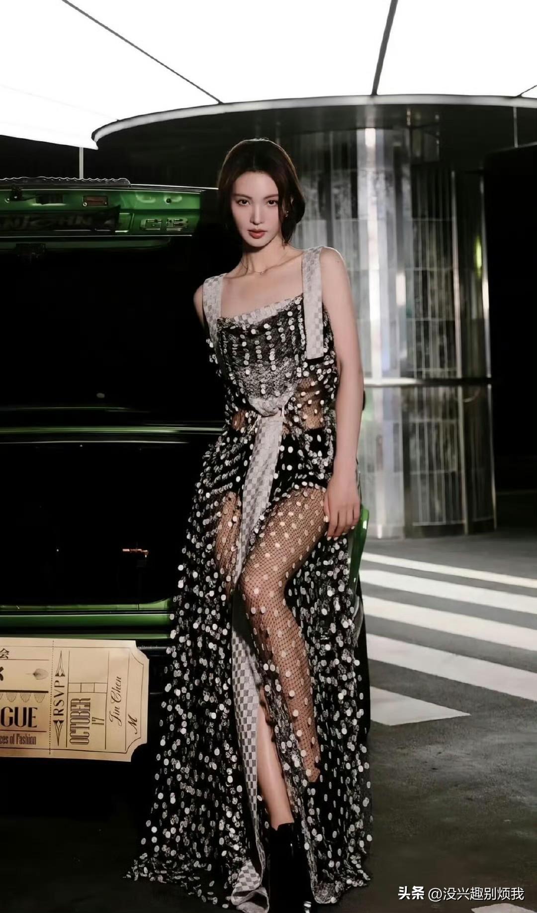 金晨的黑白波点网纱裙，既时尚又不失优雅。