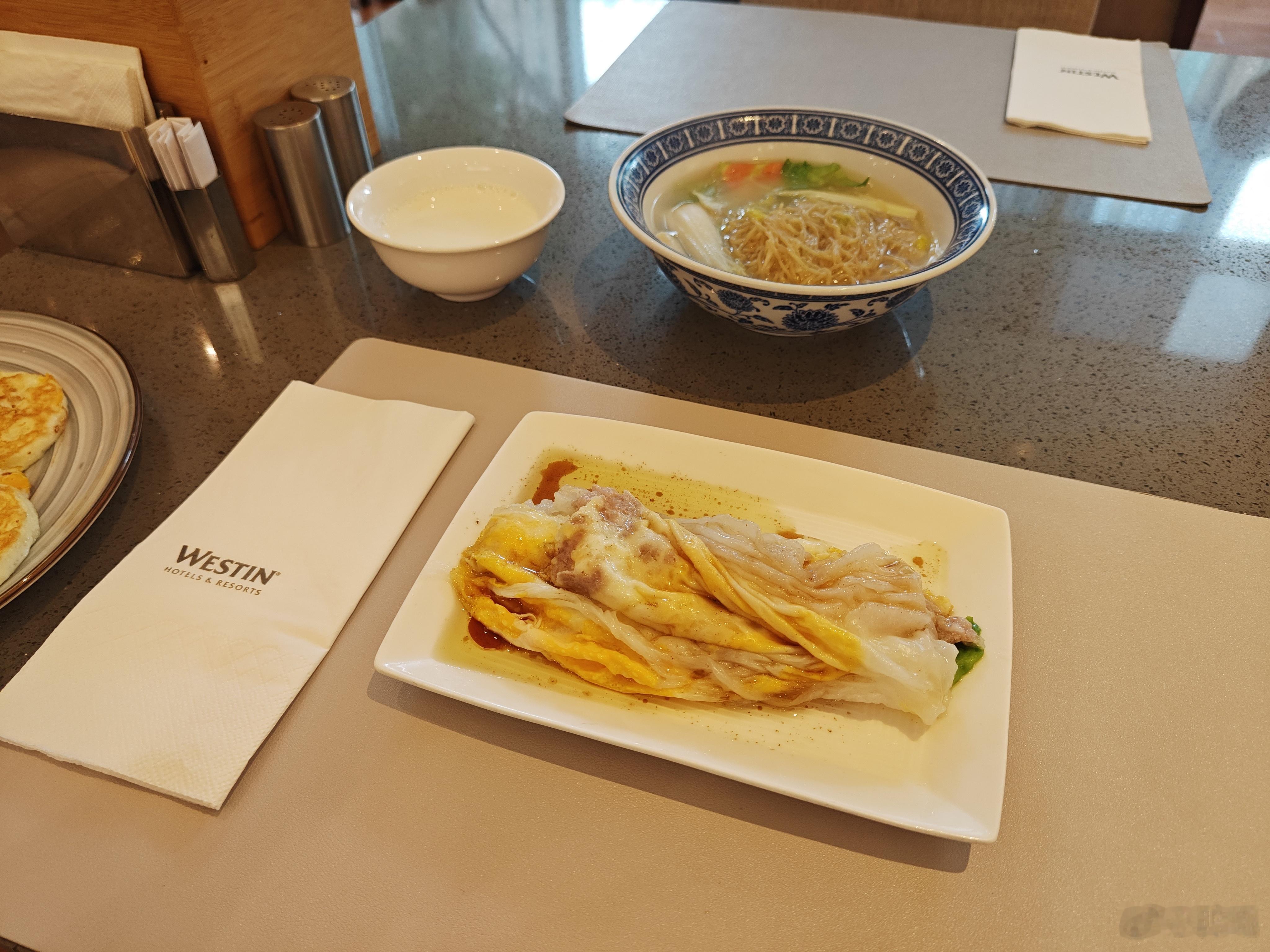 广州酒店的早餐自助餐甚至有肠粉可以吃，这不开心吗？[开学季]还有一点值得好评的，