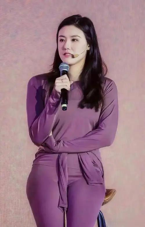 为什么退役女运动员总会面临擦边这种言论。
 
难道游泳时需要穿棉裤裹着羽绒服。