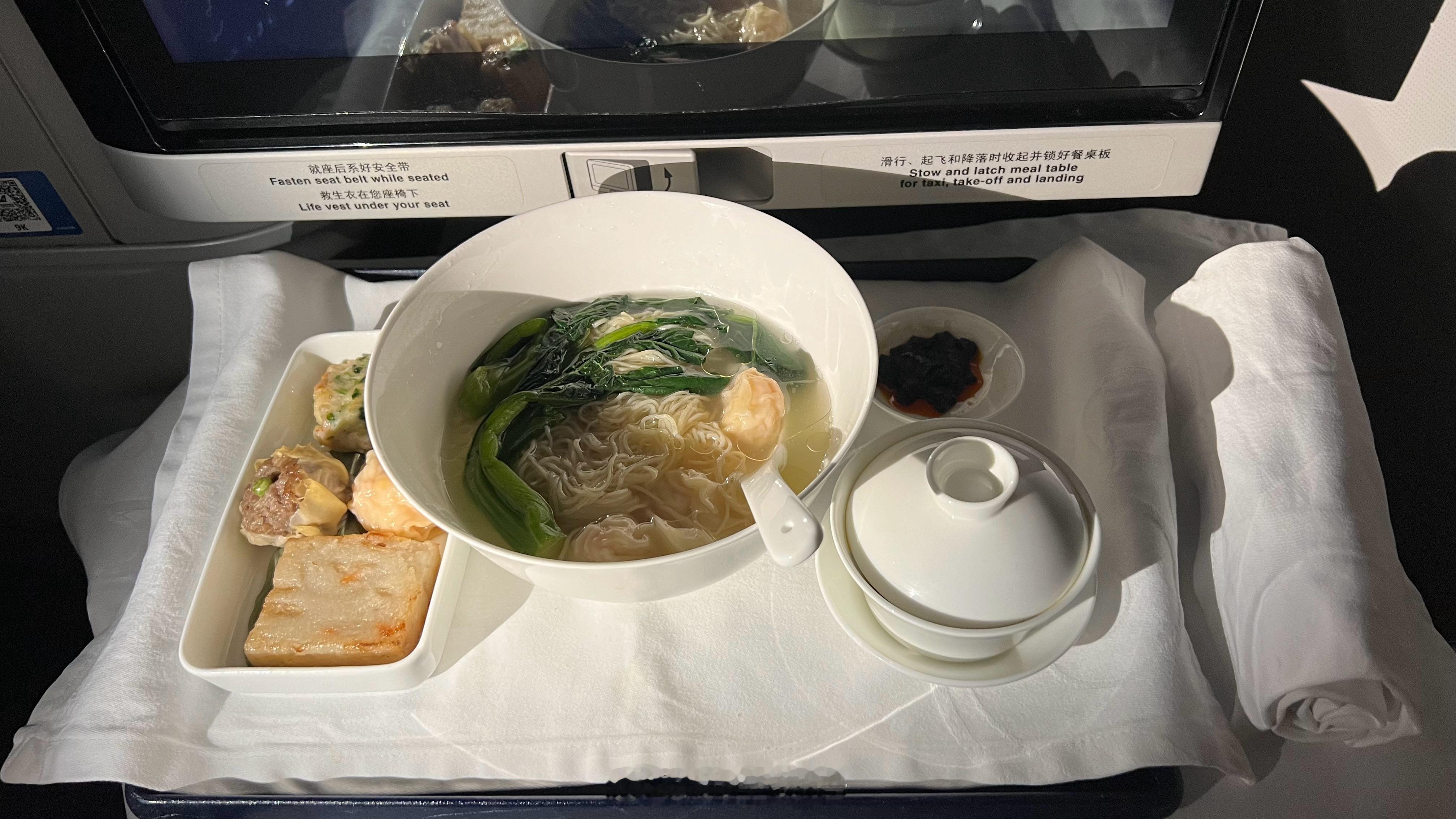 两碗云吞面，去程是广州原产地的鲜虾云吞面，汤比较鲜，云吞皮薄虾和肉都新鲜可口，面