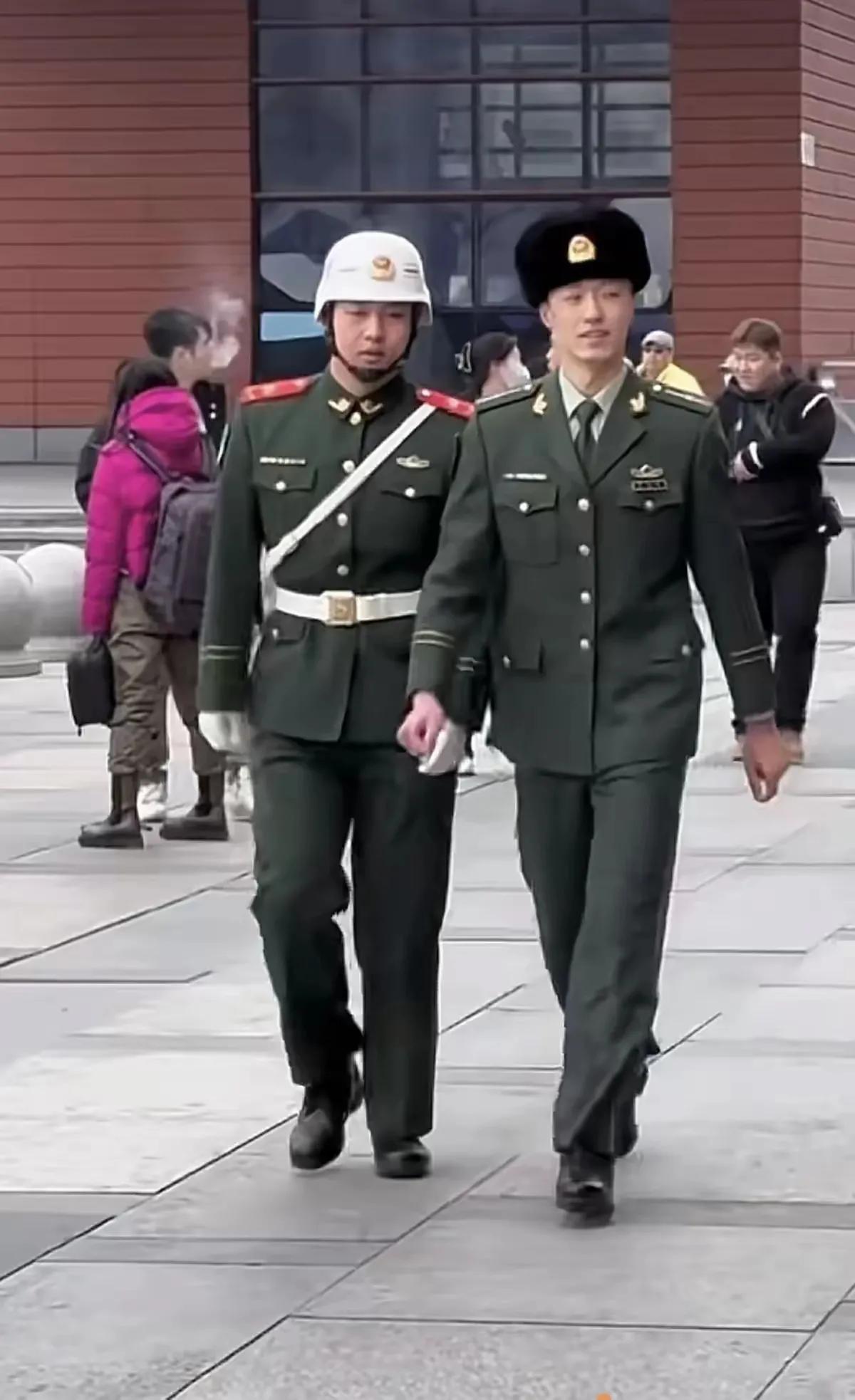 戴头盔的应该是宪兵纠察吧？他是不是抓住了一个违反军纪的军人？被抓住的军人违反了哪