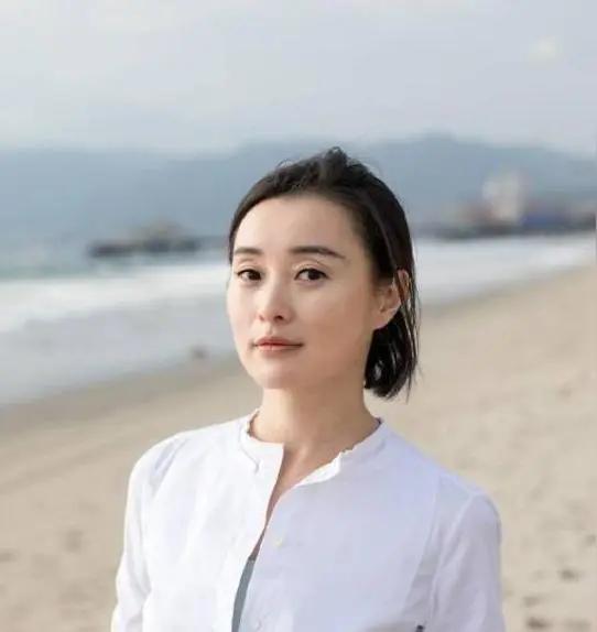吴越至于吗？面对旧爱陈建斌主动“示好”，假装没看见留他原地尴尬。有人说吴越心里还