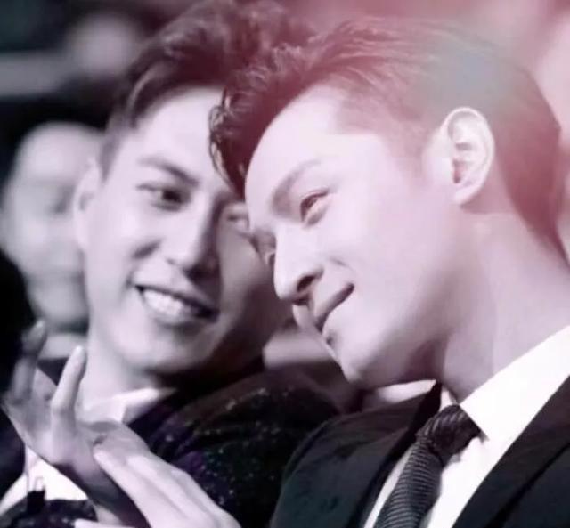 2014年，靳东到一餐厅吃了5000元，可结账时却大手一挥：“我靠刷脸买单”，气