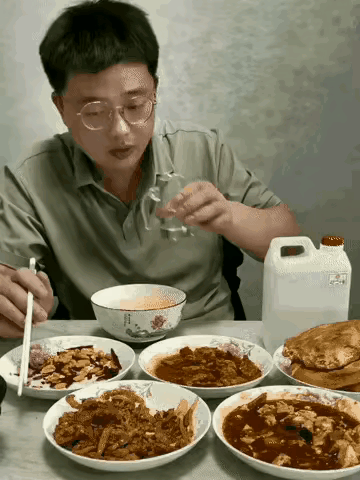 一个成功的男人，既要🈵足女人物质方面的需求，又要🈵足女人精神方面的需求。要两