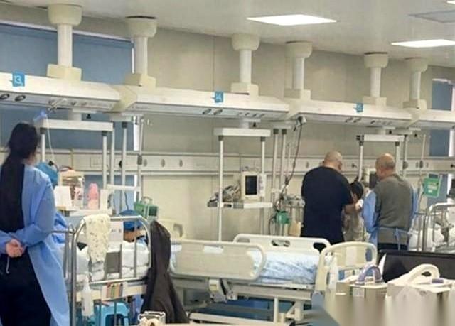 刷到个新闻，手都凉了。
说甲流重症，是按小时算的。已经有孩子用上了ECMO，就是