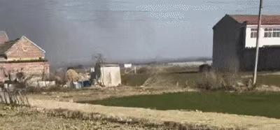 江苏宿迁一村民家中突然起火，浓烟滚滚。正在走访的供电员工赵岩、吴勇等人闻讯飞奔过