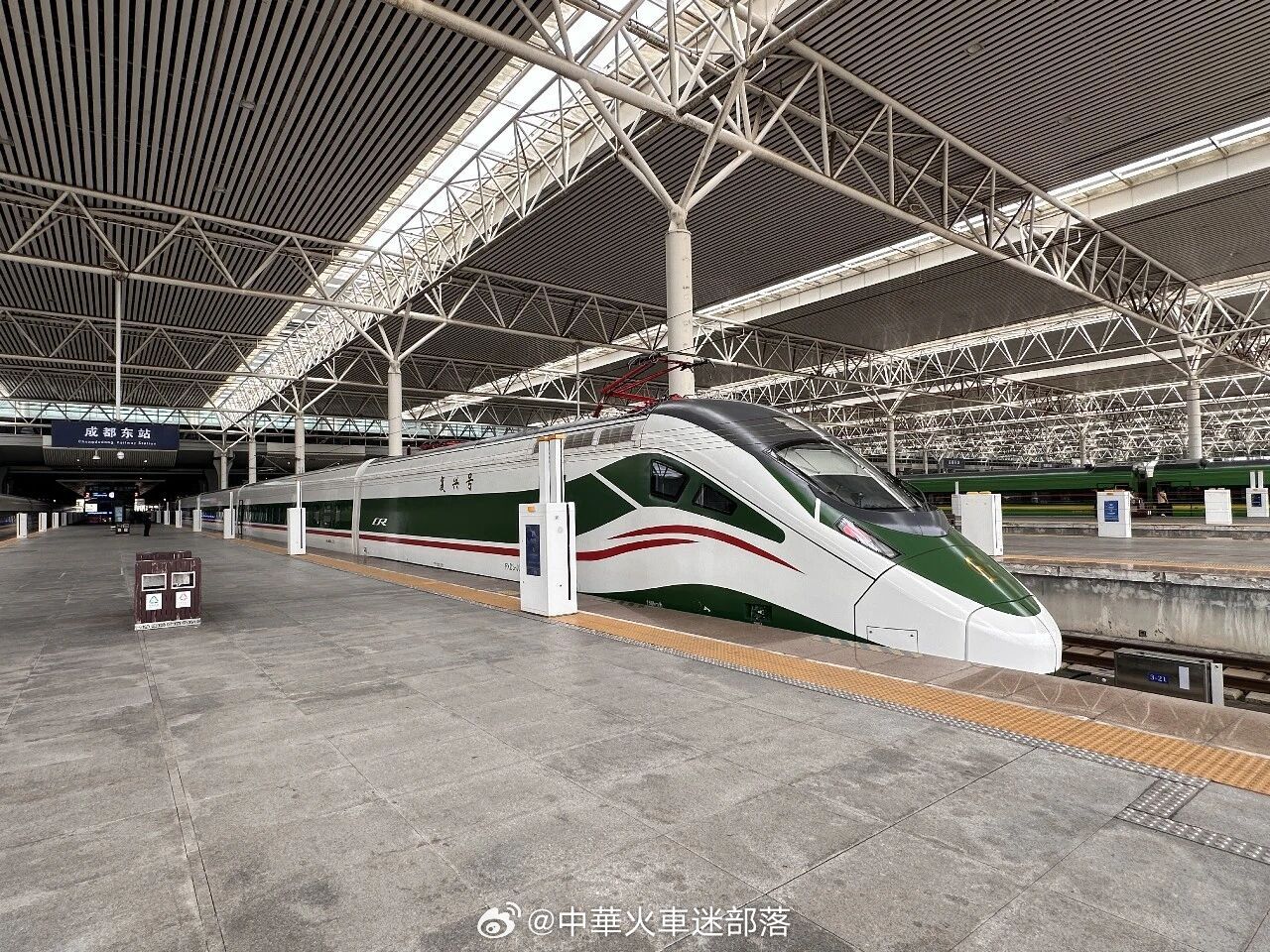 国铁头条【7月1日起成都至北京间新增一对动车组】7月1日零时起，全国铁路正式实施