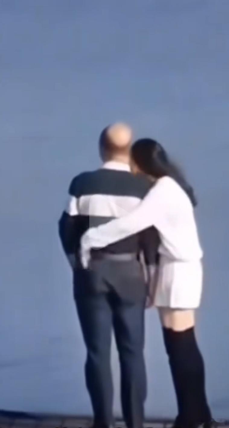 有人总结了一个现象；出家人三妻四妾，儿孙满堂年轻人不婚不育，四大皆空 ​​​